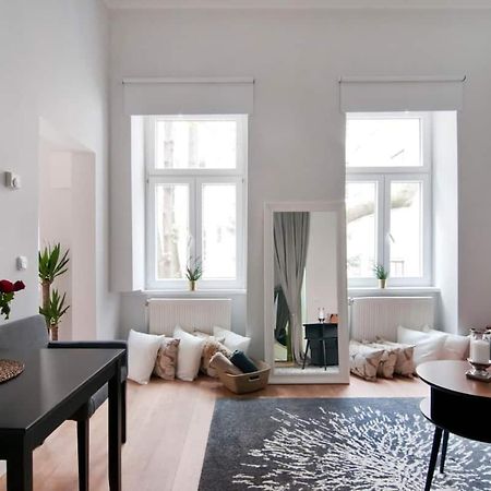 ⍟Luxurious And Bright⍟ 5 Min Walk To City Center Apartment Wina Bagian luar foto