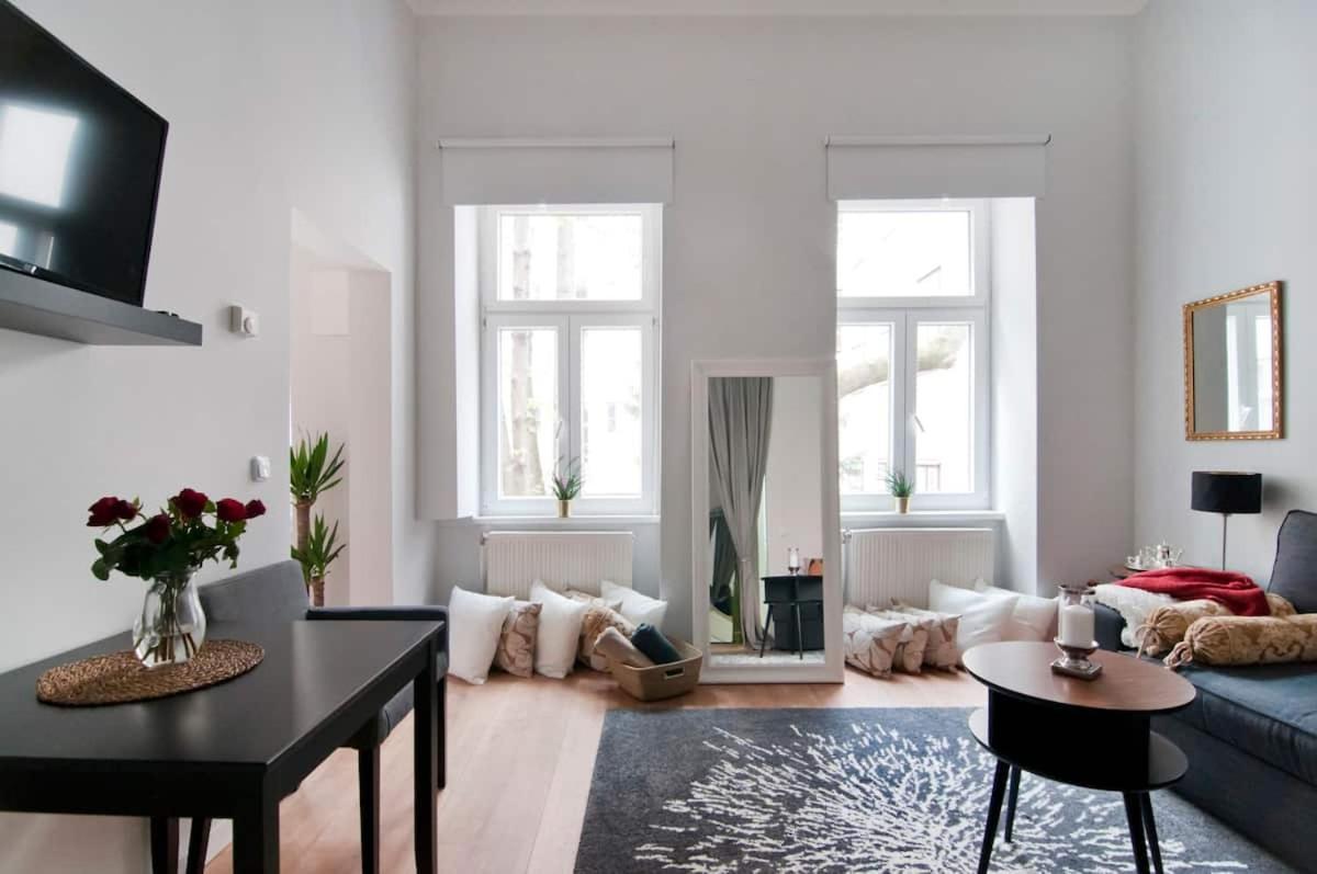 ⍟Luxurious And Bright⍟ 5 Min Walk To City Center Apartment Wina Bagian luar foto