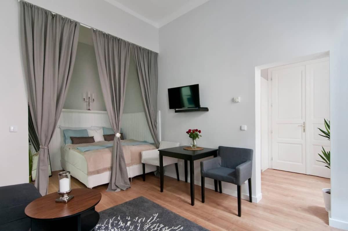 ⍟Luxurious And Bright⍟ 5 Min Walk To City Center Apartment Wina Bagian luar foto